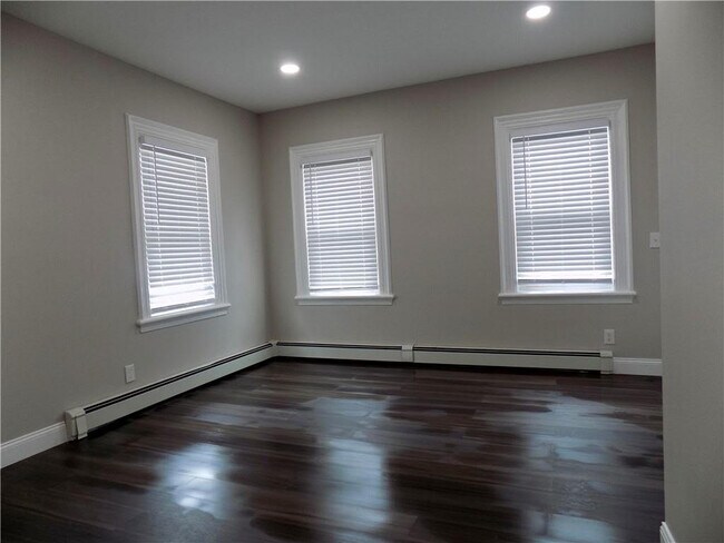 Spacious living room - 56 Vinton St
