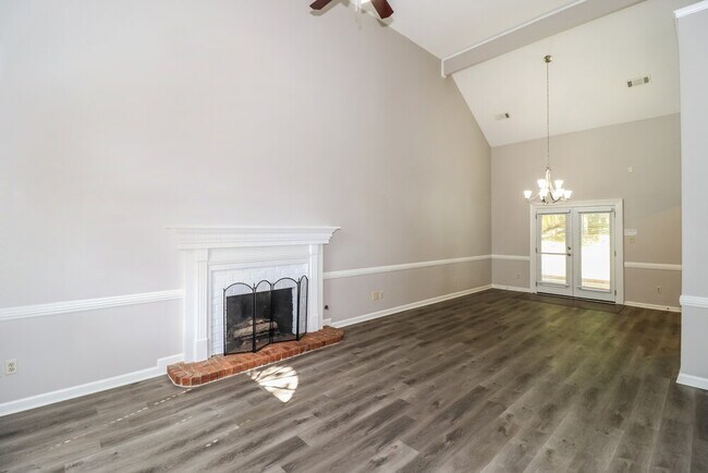 Foto del edificio - 2418 Lake Edge Dr