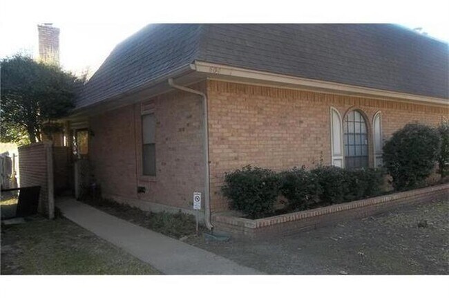 Building Photo - 604 Windgate Court