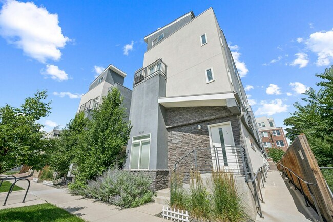 Foto del edificio - 4922 Lowell Blvd