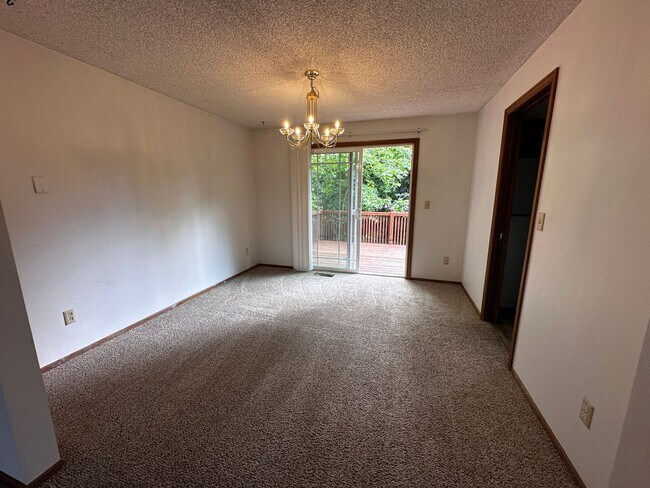 Foto del edificio - 3 Bedroom 2.5 bath Split level house