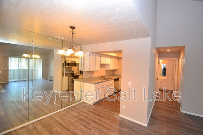 Building Photo - 1462 E Foxboro Dr