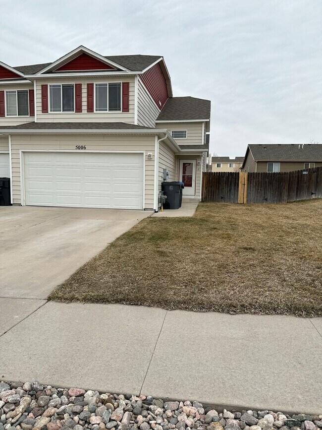 Building Photo - 3 BEDROOM, 2.5 BATHROOM TWINHOME WITH 2 CAR ATTACHED GARAGE