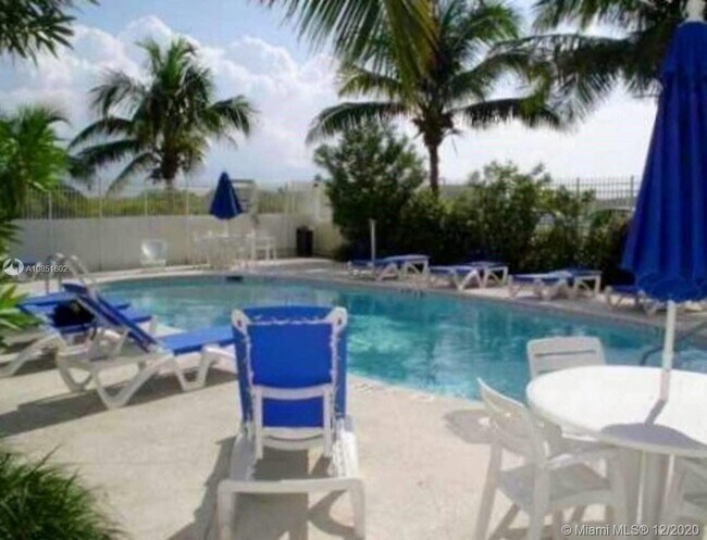 Building Photo - 335  Ocean Dr 339 Miami Beach Fl 33139