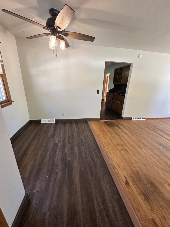 Building Photo - 1112 E Memorial Dr