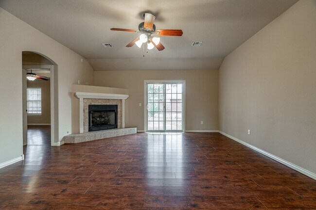 Photo - Great Location near UA bus route! Summer m... House