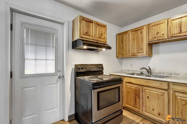 Building Photo - 906 W 29th Place
