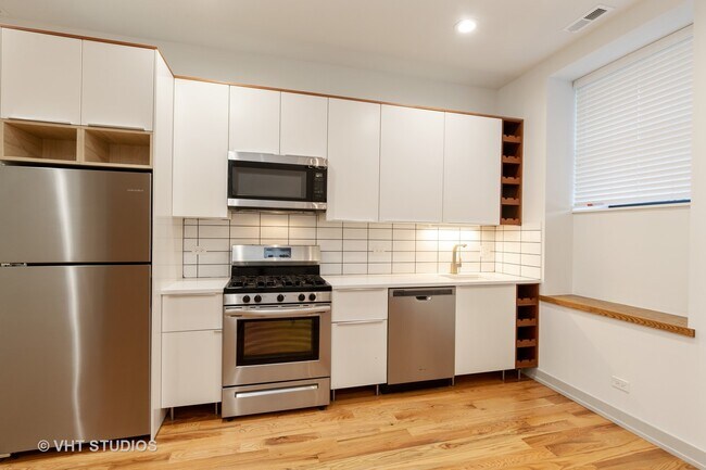 Building Photo - 325 E 44th St