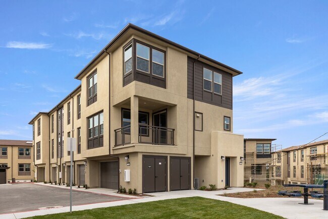 Foto del edificio - Brand-New 3BR Rental Condo in Oceanside | Solar, Pool & Pet-Friendly