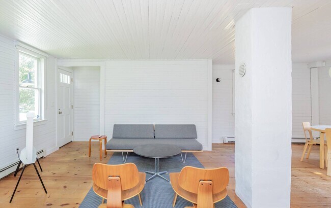 Foto del edificio - 706 Springs Fireplace Rd