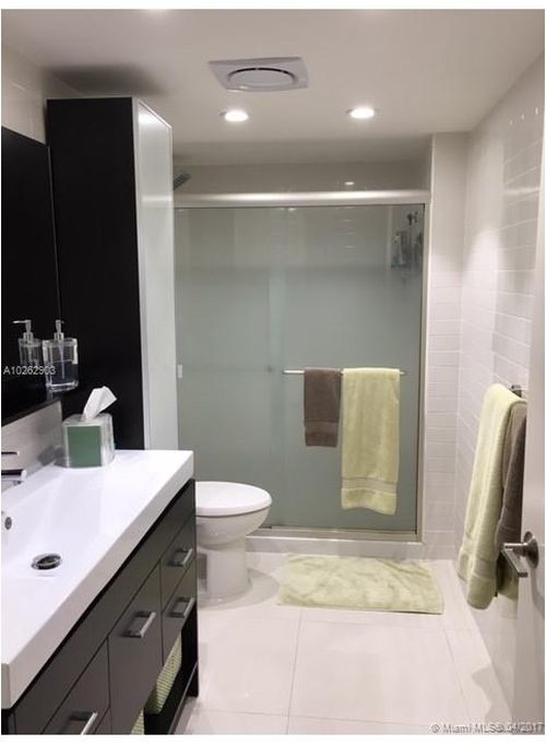 Foto del edificio - 3121 Commodore Plz