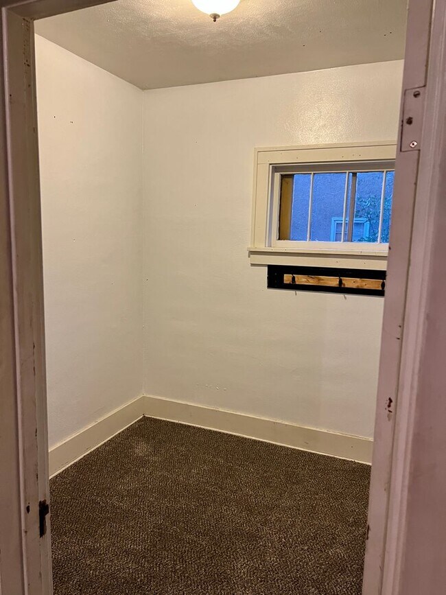Building Photo - Cozy 3 bedroom next to Avera Hospital in C...