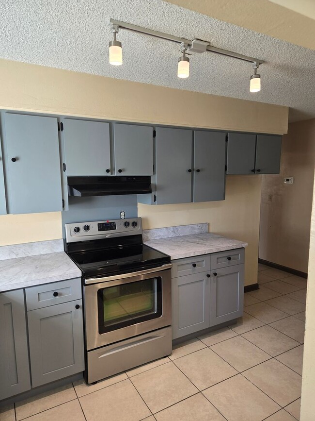 Foto del edificio - SPACIOUS 2 BEDROOM 1 BATH DUPLEX LOCATED I...