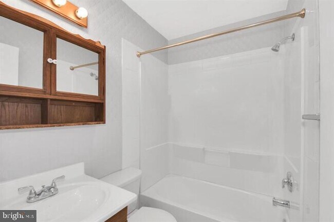 Building Photo - 23 Oak Dr