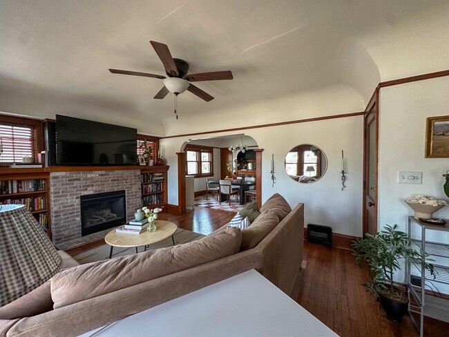 Living Room - 1405 E Elmdale Ct