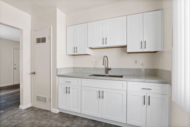 Building Photo - 1824 16th St in Santa Monica