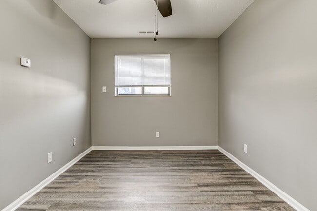Building Photo - Glen Oaks Apartments