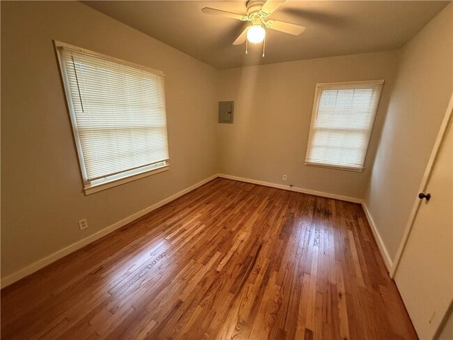 Building Photo - 120 Paris Ave