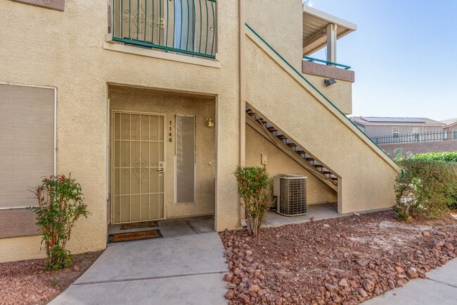 Building Photo - First Floor Condo 2-Bedrooms 2-Bathrooms!