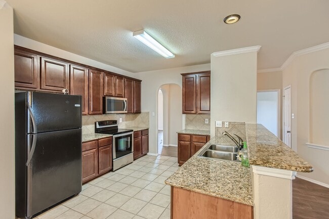 Building Photo - Large Home with Gorgeous Pool & Sunroom!!!