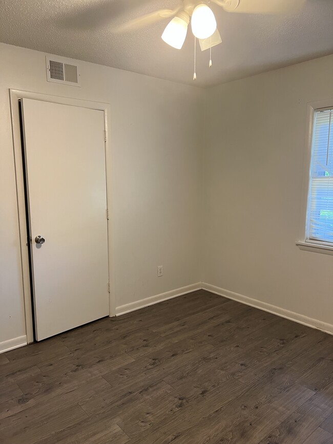 Building Photo - 127 Whispering Oaks Ln