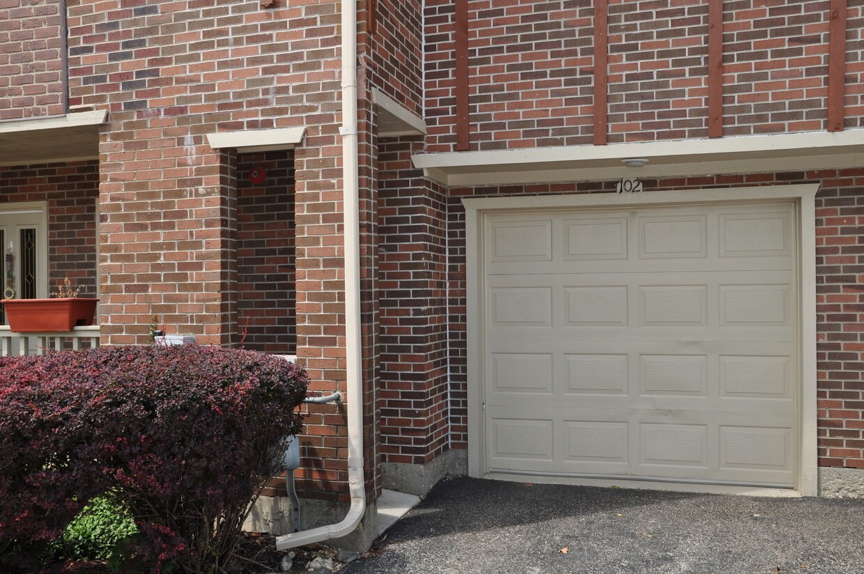 102 Lesley Ln, Crystal Lake, IL 60014 Townhome Rentals in Crystal