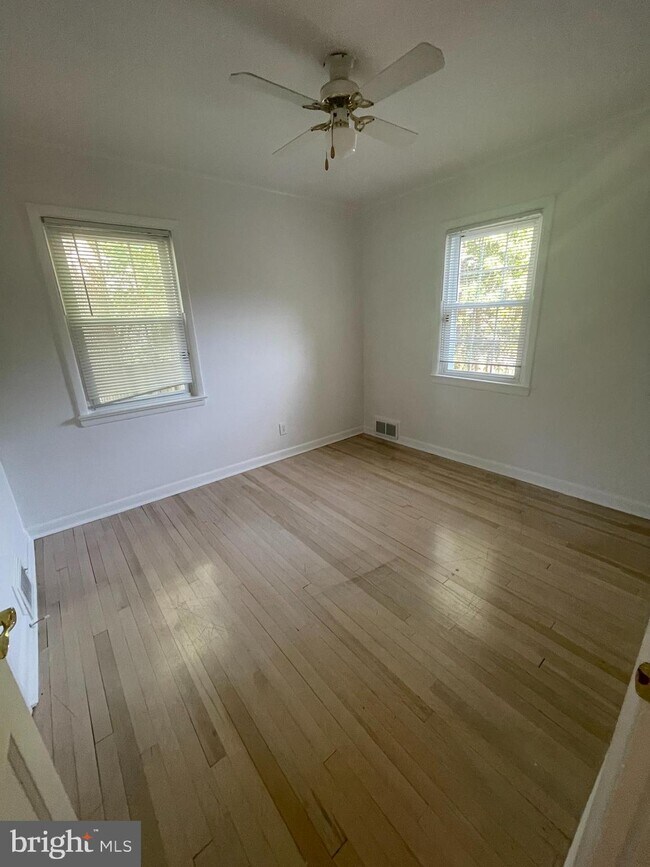 Foto del edificio - 2025 Hill Top Rd