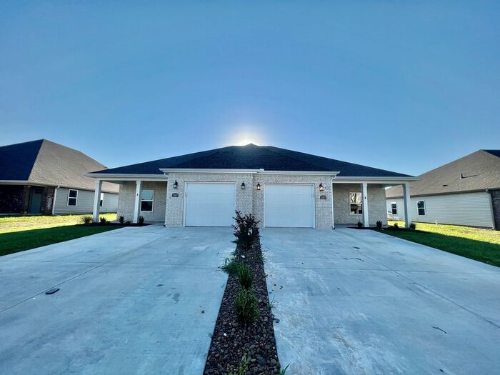 Foto principal - Garrison | Endura Park- Brand New Duplexes...