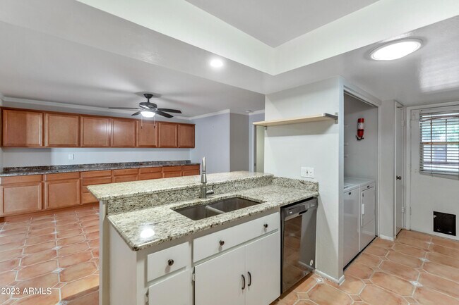 Foto del edificio - 5566 N 10th St