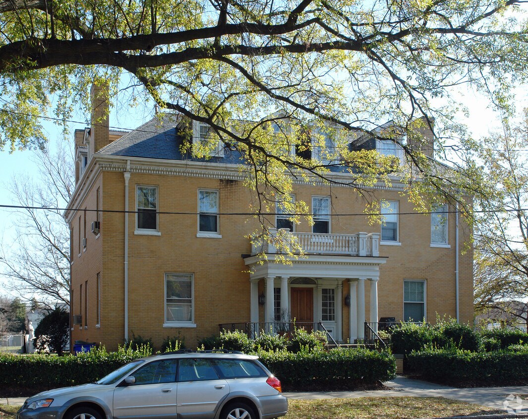 Building Photo - 1400 Colonial Ave