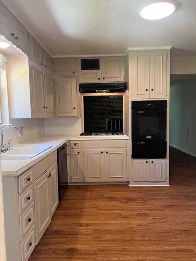 Building Photo - Quaint Home in North Denton -MUST SEE