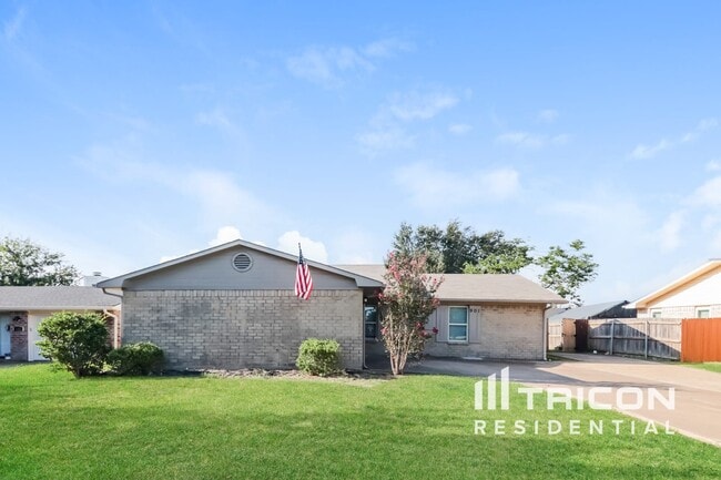 Building Photo - 901 Loganwood Dr