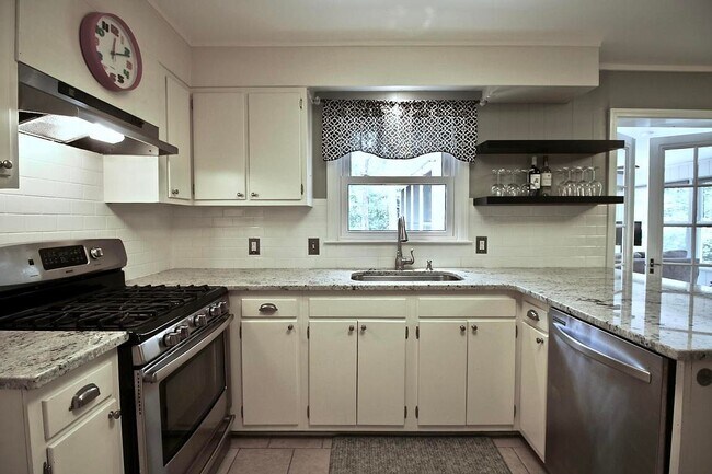 Building Photo - 440 Crestview Rd