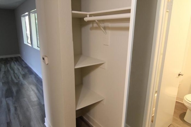 Building Photo - 2 bedroom in Reseda CA 91335
