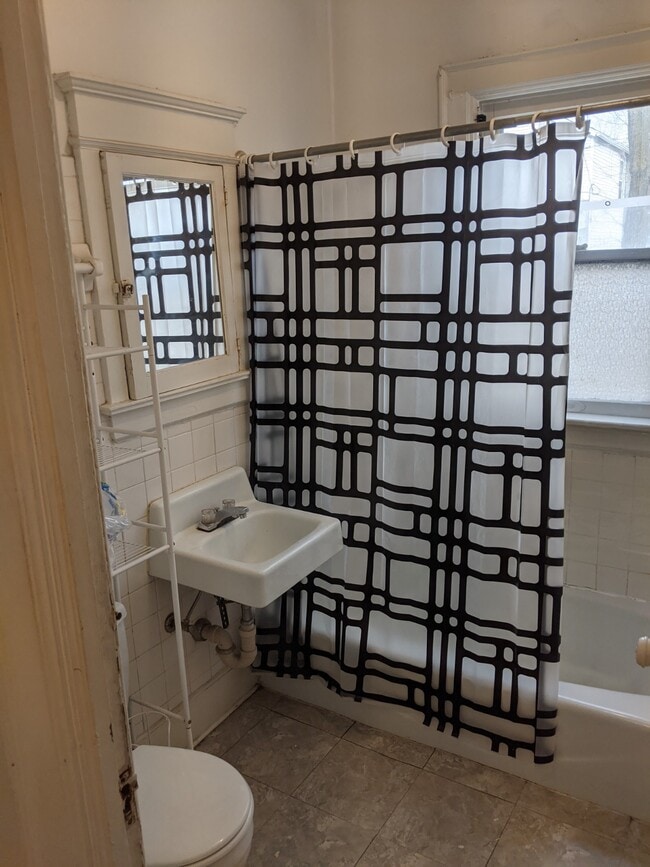 Building Photo - 1773 N Astor St