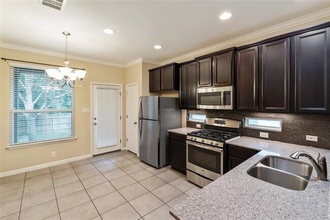 Foto del edificio - 13400 Briarwick Dr