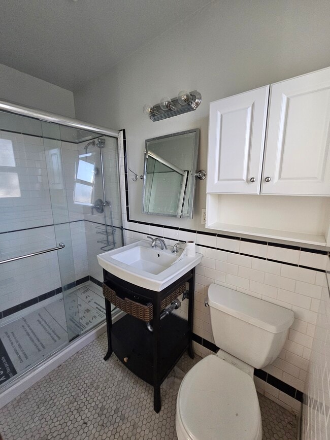 Building Photo - 819 Linden Ln