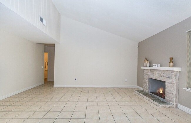 Foto del edificio - 13739 Sylmar Dr
