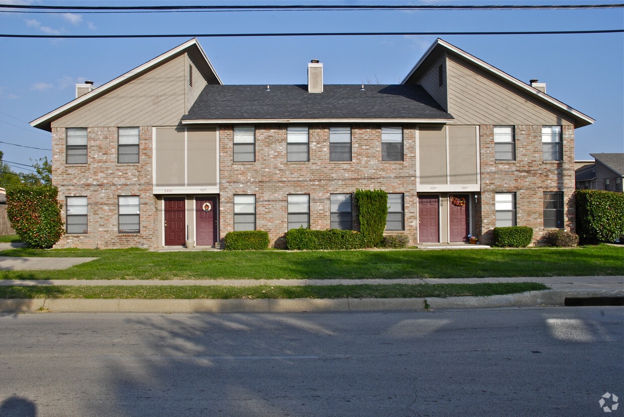 Primary Photo - Sycamore Square Townhomes
