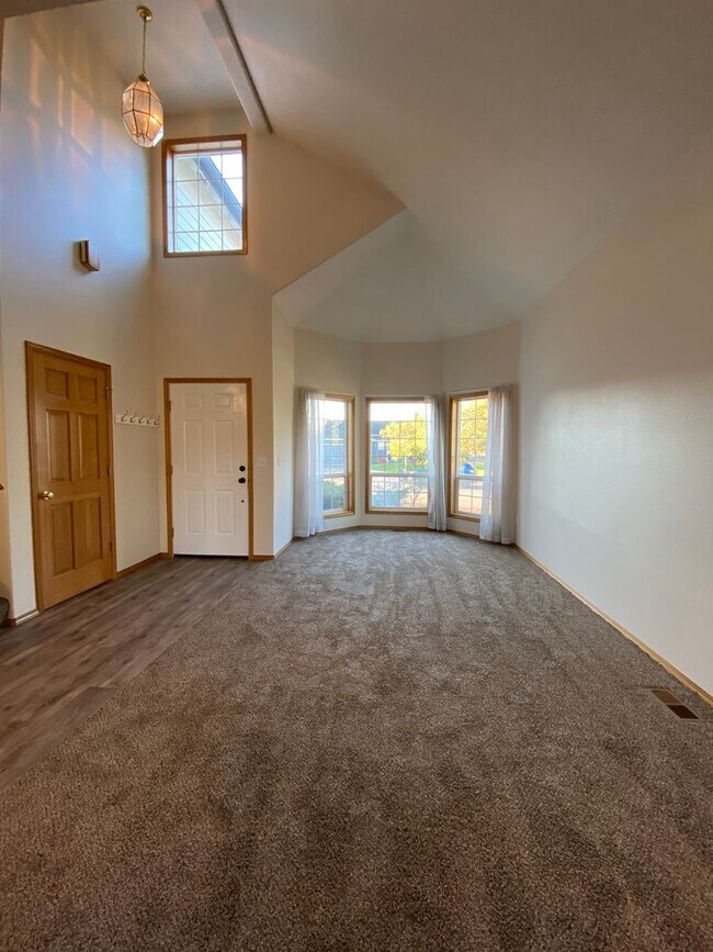 Building Photo - Spacious & Updated 4 Bedroom 2.5 Bath In Highly Desirable SW Corvallis Neighborhood!