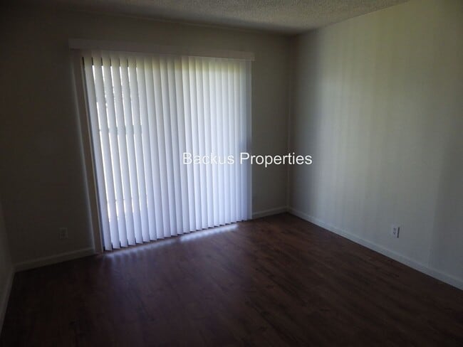 Building Photo - 158 Kern St