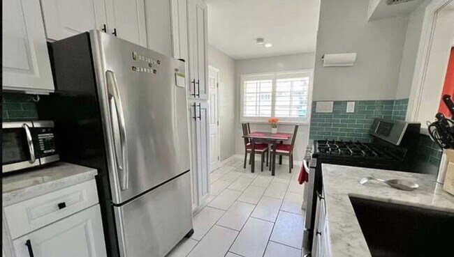 Building Photo - Modern 2BR/2BA house in North Inglewood