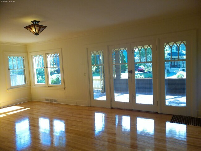 Building Photo - Lovely Historic Home - Available July 1, 2025