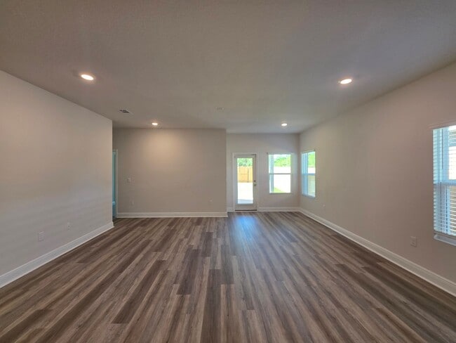 Building Photo - Brand new 5BR/3BA with Amenities Galore