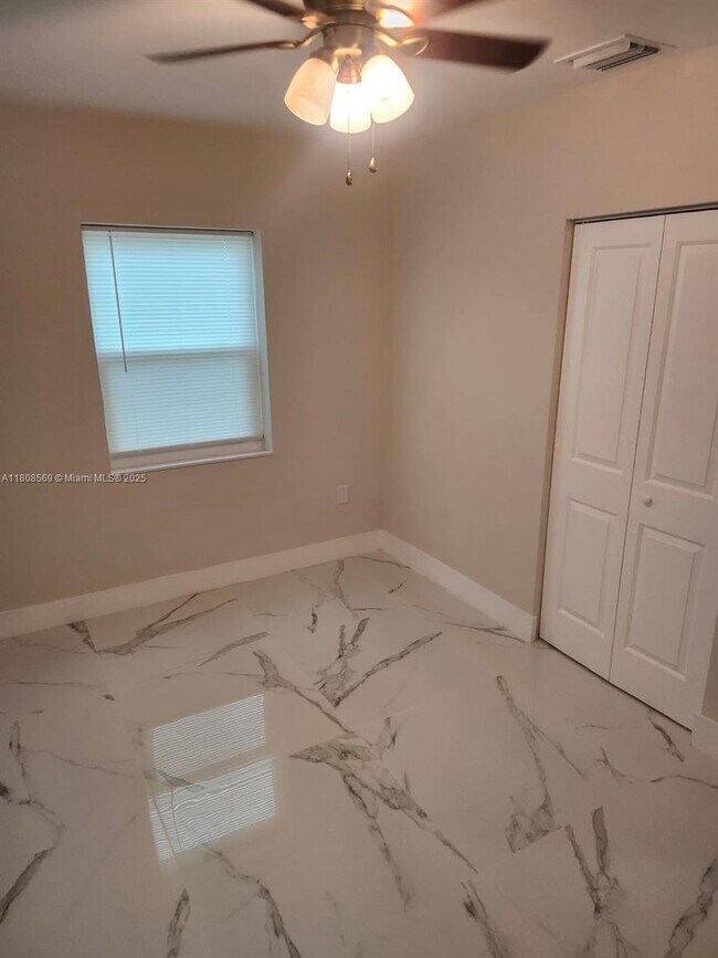 Foto del edificio - 3130 NW 160th St