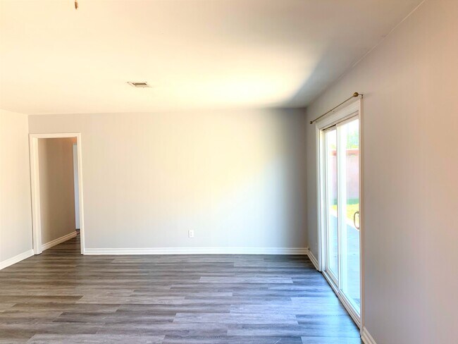 Foto del edificio - 8117 Jamieson Ave