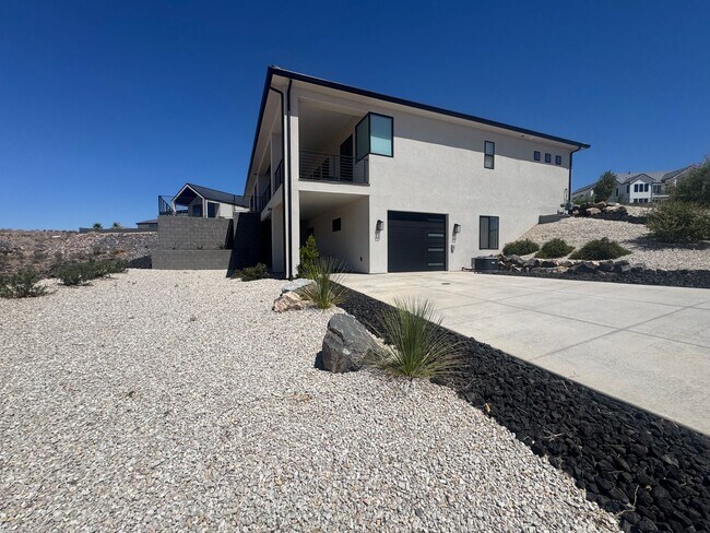 Foto del edificio - Beautiful 3 Bed, 3 Bath Home – All Utiliti...