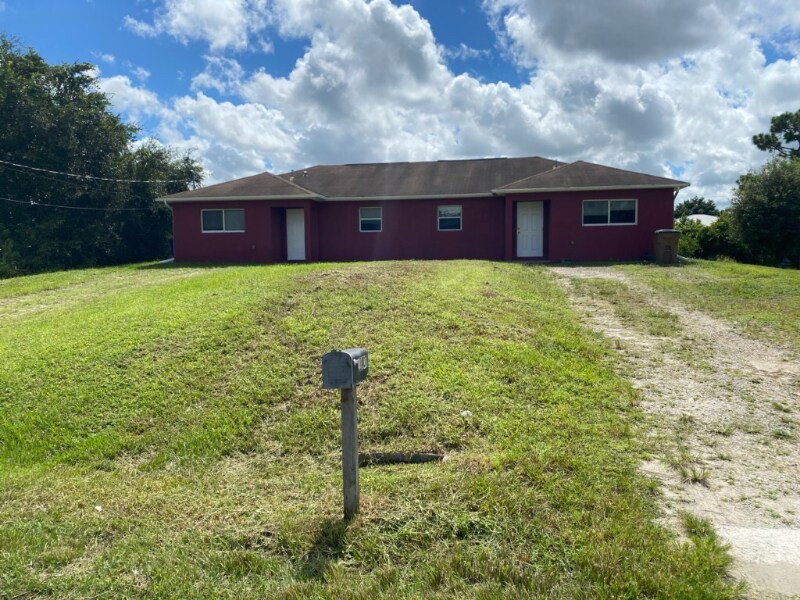 2405 Mansfield Ave S, Lehigh Acres, FL 33973 Room for Rent in Lehigh