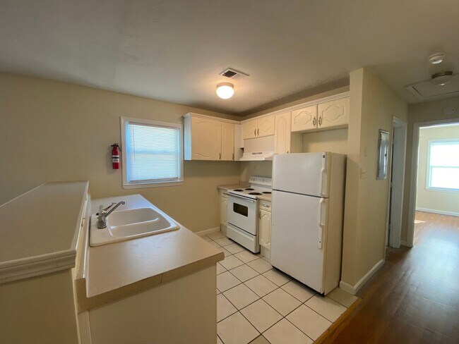 Foto del edificio - 5933-5933 Peco Ln