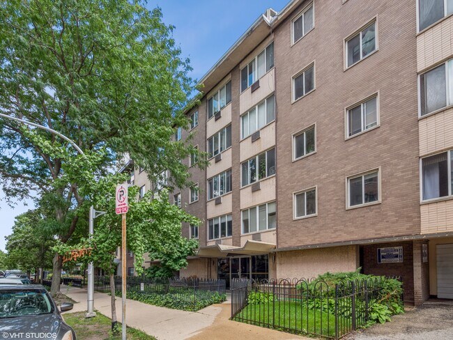 East Lakeview, steps from the lakefront - 539 W Stratford Pl